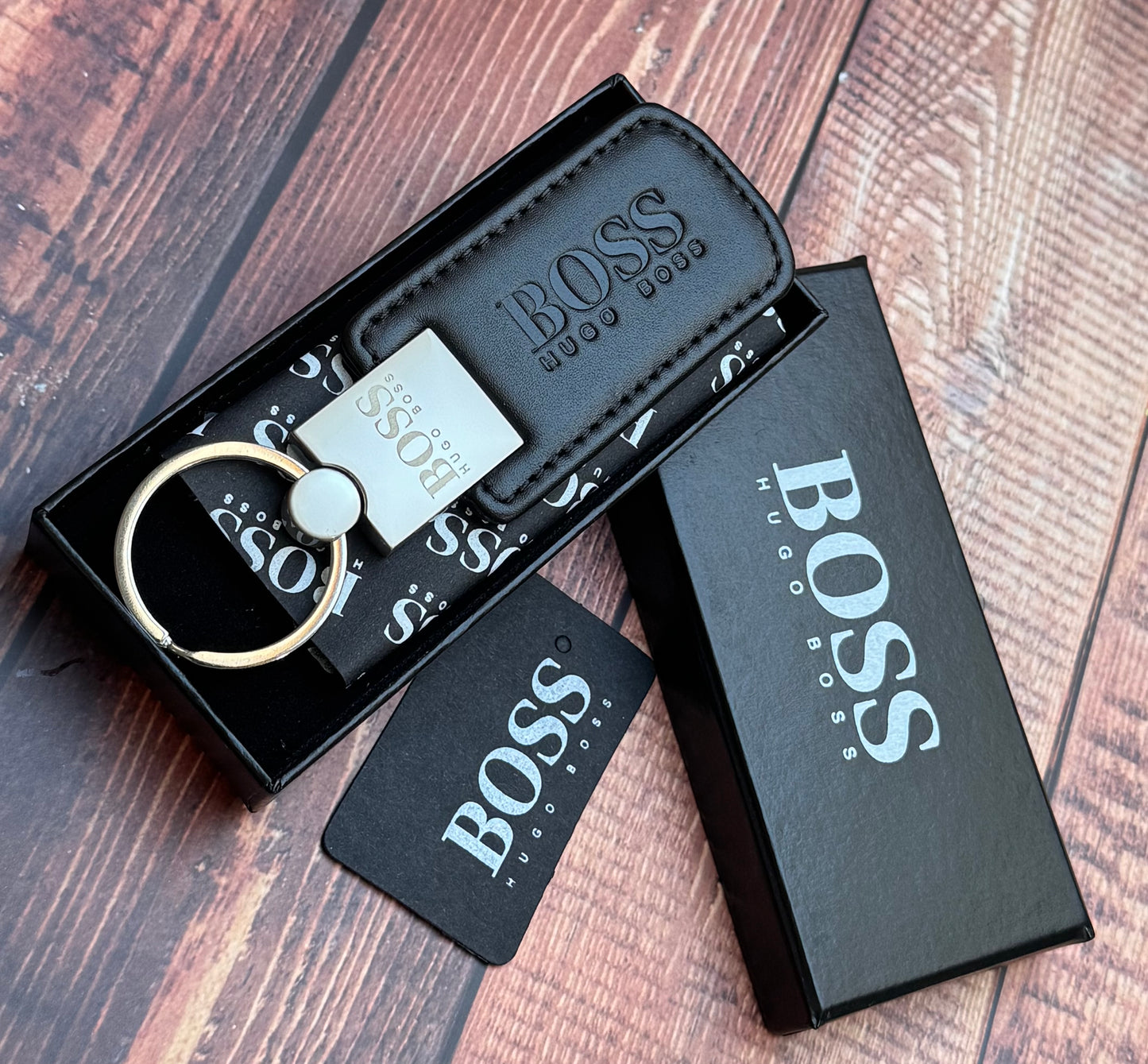GIFT BOXED KEY RING IN GRAINED LEATHER WITH LOGOS
