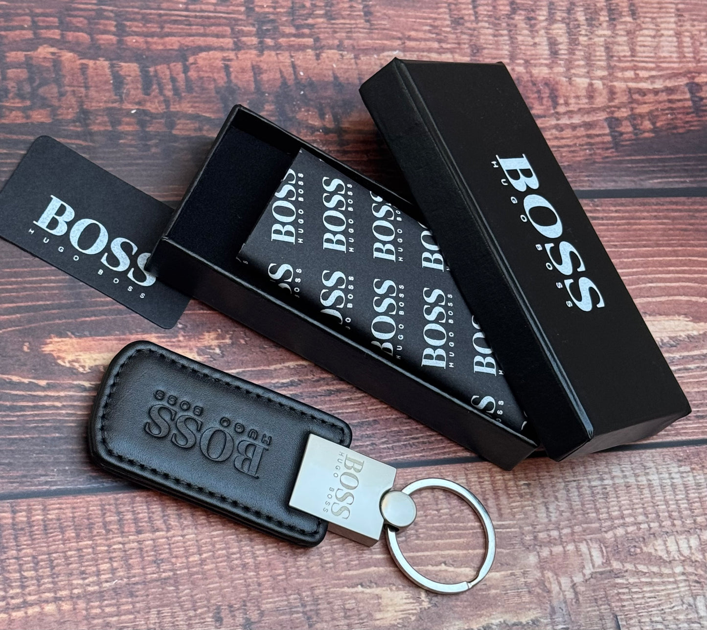 GIFT BOXED KEY RING IN GRAINED LEATHER WITH LOGOS