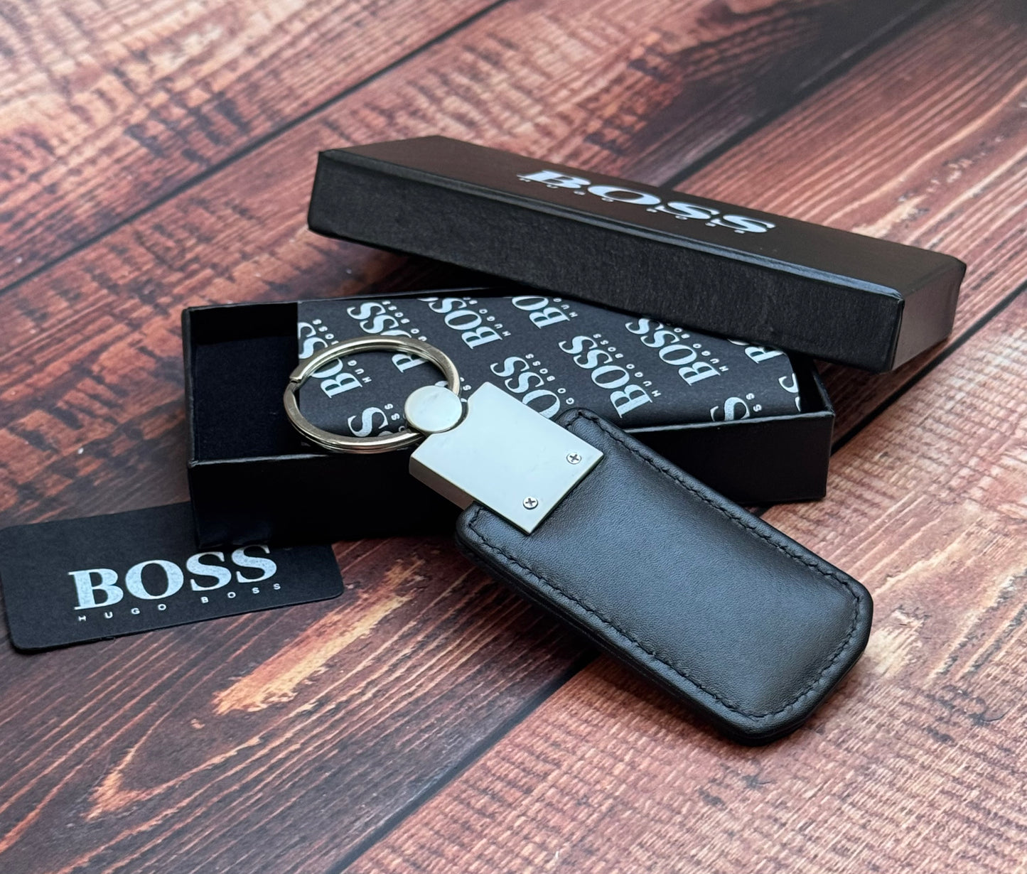 GIFT BOXED KEY RING IN GRAINED LEATHER WITH LOGOS