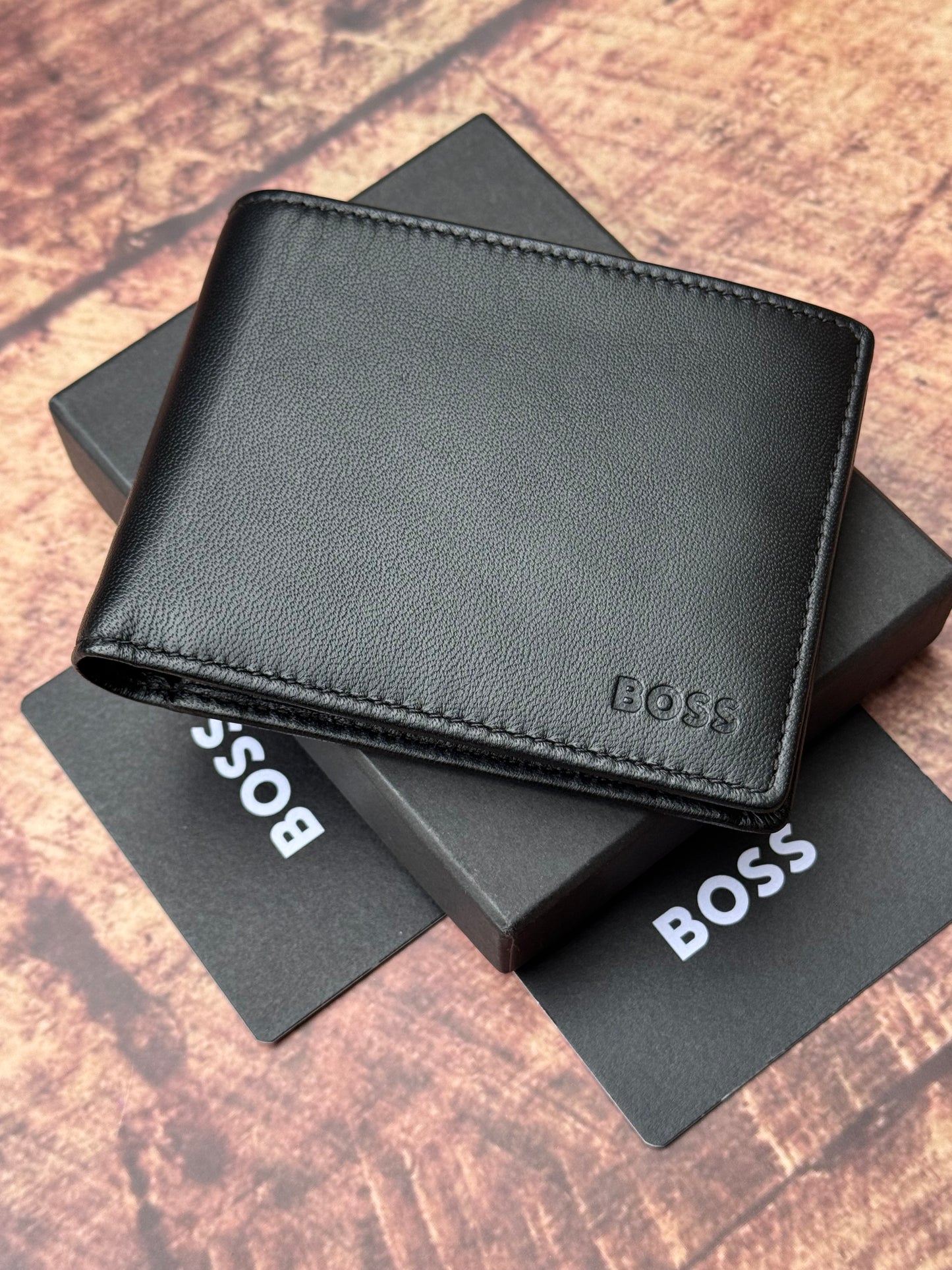 BIFOLD WALLET IN GRAINED LEATHER WITH EMBOSSED LOGO