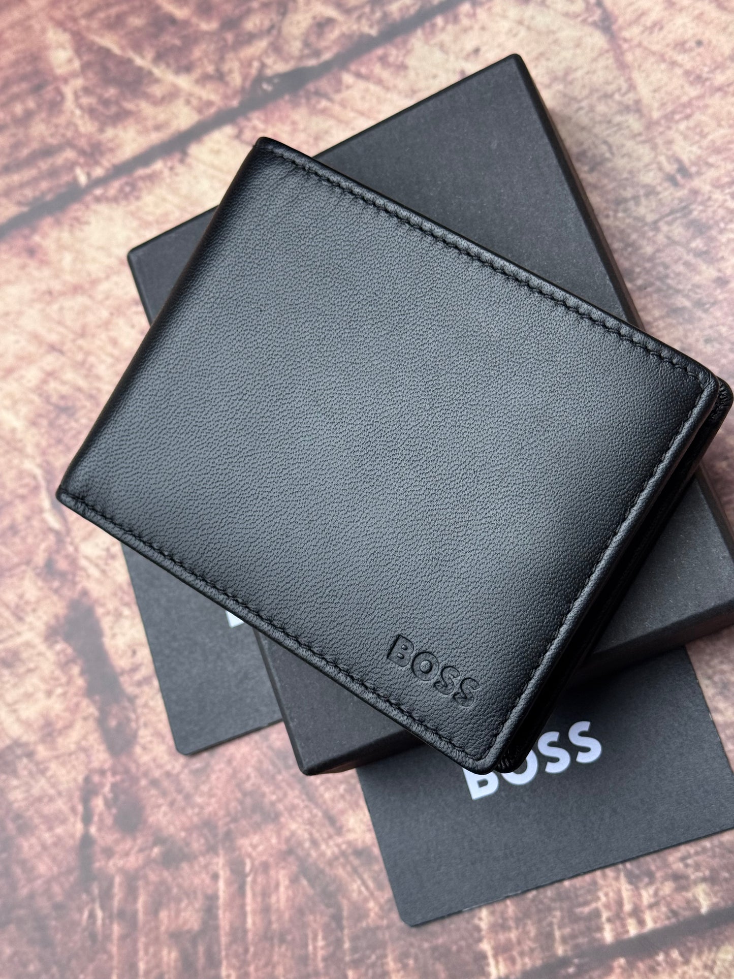 BIFOLD WALLET IN GRAINED LEATHER WITH EMBOSSED LOGO