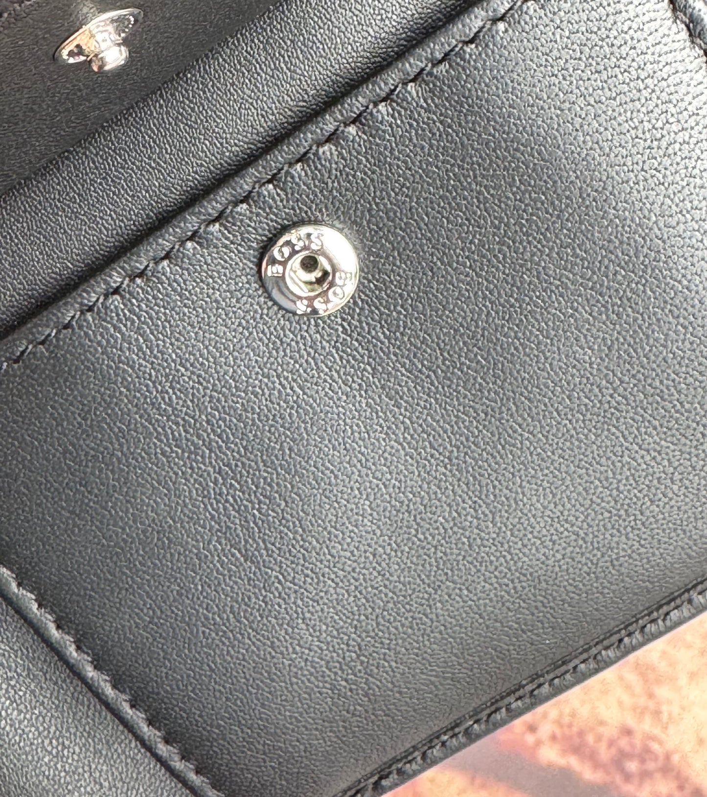 BIFOLD WALLET IN GRAINED LEATHER WITH EMBOSSED LOGO