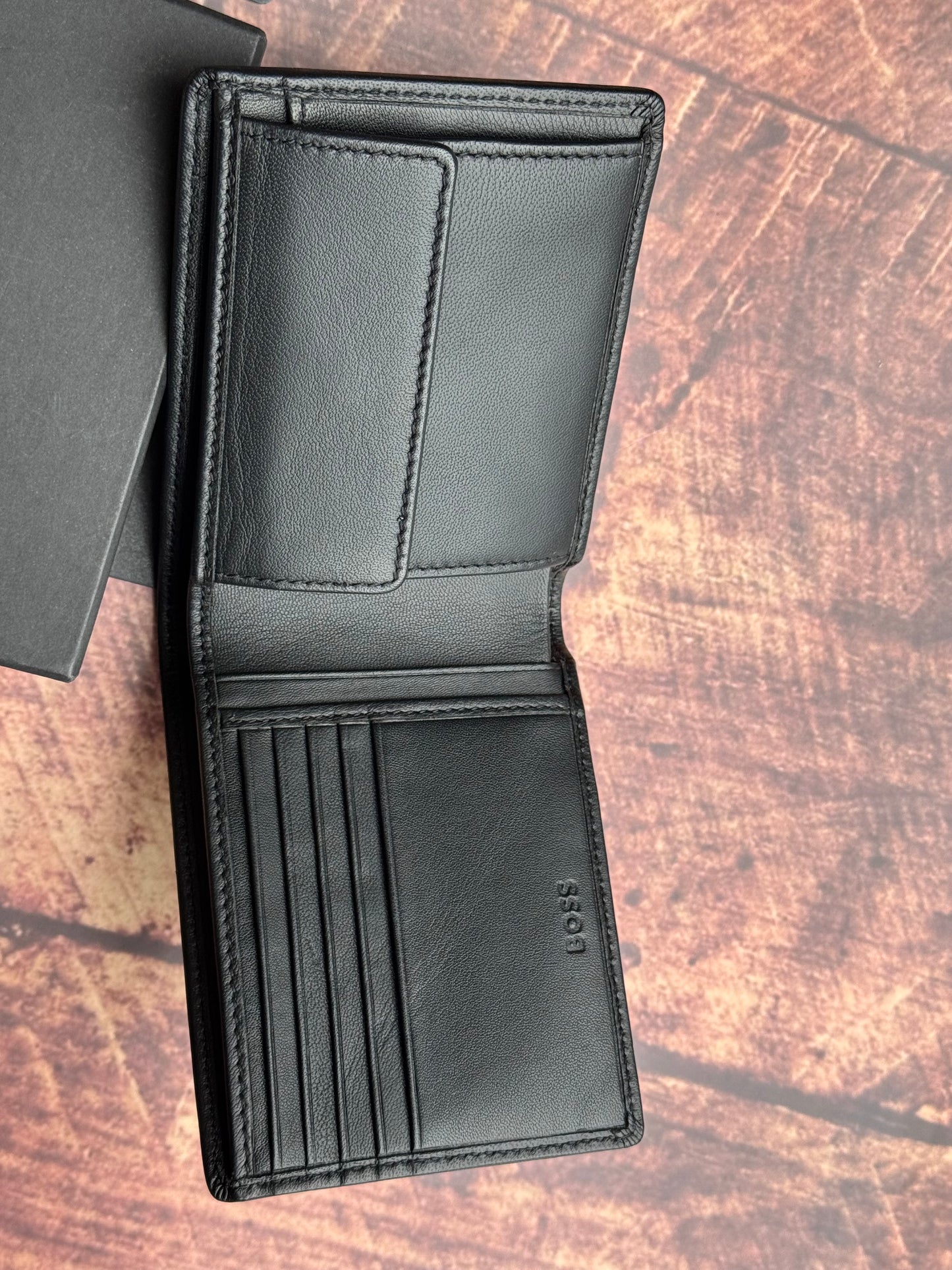 BIFOLD WALLET IN GRAINED LEATHER WITH EMBOSSED LOGO